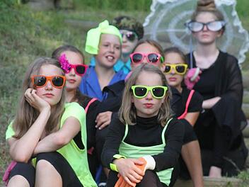 Die Inszenierung des Handschuh-Theaters frei nach Friedrich Schillers Ballade "Der Handschuh" konnte sich sehen lassen - und war voll auf der Höhe der Zeit: Die Hoffräuleins wollten Action, es gab Rittersport und andere lustige Szenen. Fotos: Sonja Adam