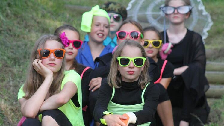 Die Inszenierung des Handschuh-Theaters frei nach Friedrich Schillers Ballade "Der Handschuh" konnte sich sehen lassen - und war voll auf der Höhe der Zeit: Die Hoffräuleins wollten Action, es gab Rittersport und andere lustige Szenen. Fotos: Sonja Adam