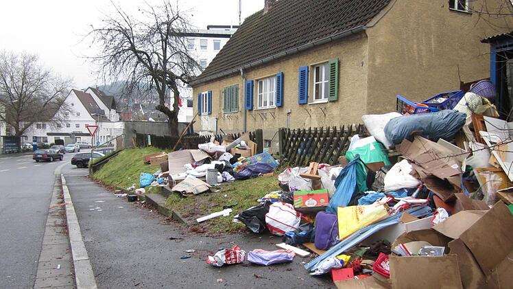 Tagelang türmte sich der Müll am Fuß des Galgenbergs. Foto: Stephan Tiroch