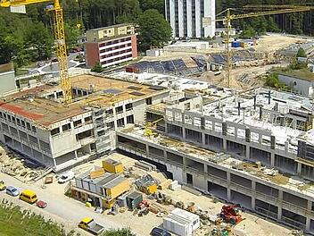 Luftbild von der Klinik-Baustelle, rechts das bestehende Helmut-G.-Walther-Klinikum Fotos: Landratsamt Lichtenfels