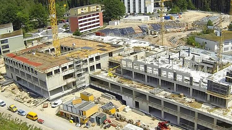 Luftbild von der Klinik-Baustelle, rechts das bestehende Helmut-G.-Walther-Klinikum Fotos: Landratsamt Lichtenfels