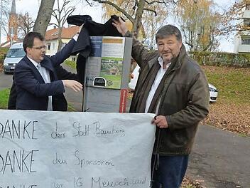 Bürgermeister Christian Lange (links), Klaus Stieringer und Merle bei der Enthüllung der ersten Dog Station, - mit Danke-Plakat der IG Mensch und Hund gemeinsam leben in Bamberg Foto: Ronald Rinklef