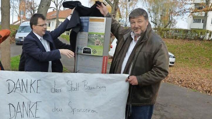 Bürgermeister Christian Lange (links), Klaus Stieringer und Merle bei der Enthüllung der ersten Dog Station, - mit Danke-Plakat der IG Mensch und Hund gemeinsam leben in Bamberg Foto: Ronald Rinklef