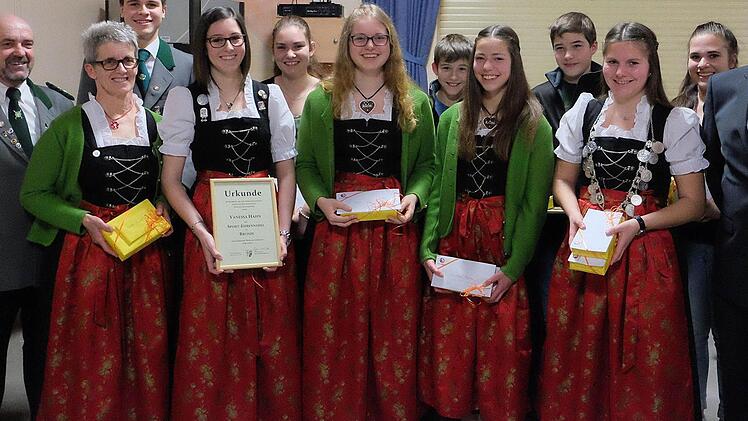 Ehrungsfoto der Almrausch-Schützen (vorne, von links): Schützenmeister Armin Hahn, Gerda Busch, Vanessa Hahn, Alicia Böhm, Kristina Martin, Lena Müller (amtierende Bezirks-Jugendschützenkönigin), Bürgermeister Jürgen Karle; (hinten, von links): Marco Leitschuh, Anja Weingärtner, Louis Bauer, Marius Bauer und Laura Vogler. Foto: Gerd Schaar