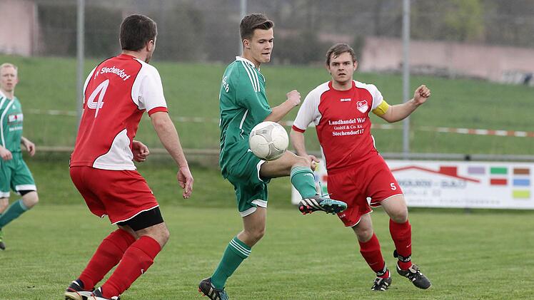 Der Giecher Jonas Gries (M.) leitet den Ball weiter; links Mathias Körzdörfer vom SV Stechendorf, rechts dessen Teamkollege Paul Schatz.