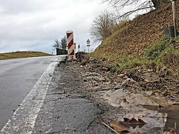 Schadhaft sind Decke und Seitenteile an der Staatsstraße 2428, wie hier am Ortsausgang von Allertshausen in Richtung Eckartshausen. Es erfolgt eine Sanierung mit Kosten von etwa 340.000 Euro. Foto: Helmut Will