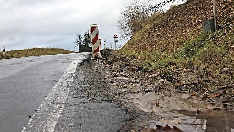 Schadhaft sind Decke und Seitenteile an der Staatsstraße 2428, wie hier am Ortsausgang von Allertshausen in Richtung Eckartshausen. Es erfolgt eine Sanierung mit Kosten von etwa 340.000 Euro. Foto: Helmut Will