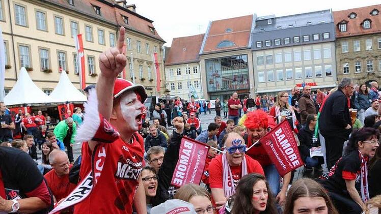 Ausgelassene Stimmung herrschte 2016 bei der Meisterfeier der Brose Baskets am Maxplatz. Die gibt es wohl wieder, ein Public Viewing allerings nicht. Foto: Barbara Herbst