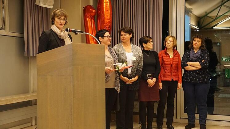 Die Mitarbeiterinnen mit der l&auml;ngsten Dienstzeit im Pflegezentrum wurden im Rahmen der Jubil&auml;umsfeier von Gesch&auml;ftsf&uuml;hrerin Anja Sakwe Nakonji geehrt. Pascale Ferry