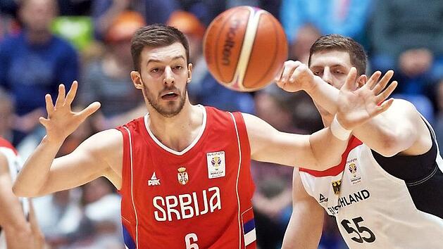 Der Bamberger Neuzugang Stevan Jelovac k&auml;mpft im Hinspiel der WM-Qualifikation in Frankfurt gegen Isaiah Hartenstein um den Ball. Bei der 74:79-Niederlage gegen die deutsche Auswahl erzielte der serbische Nationalspieler im vergangenen Februar neun Punkte. Im R&uuml;ckspiel am 2. Juli, das die Serben mit 81:88 verloren, kam Jelovac auf 19 Z&auml;hler und neun Rebounds. Foto: imago