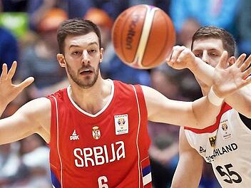 Der Bamberger Neuzugang Stevan Jelovac k&auml;mpft im Hinspiel der WM-Qualifikation in Frankfurt gegen Isaiah Hartenstein um den Ball. Bei der 74:79-Niederlage gegen die deutsche Auswahl erzielte der serbische Nationalspieler im vergangenen Februar neun Punkte. Im R&uuml;ckspiel am 2. Juli, das die Serben mit 81:88 verloren, kam Jelovac auf 19 Z&auml;hler und neun Rebounds. Foto: imago