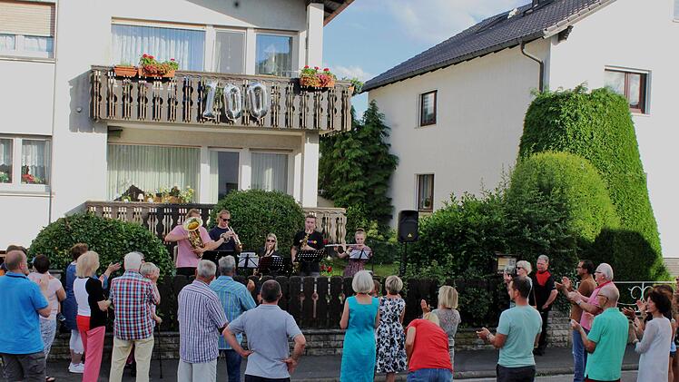 Weil am Balkon Abstand nicht möglich ist, wird im Garten gespielt. Foto: Werner Vogel