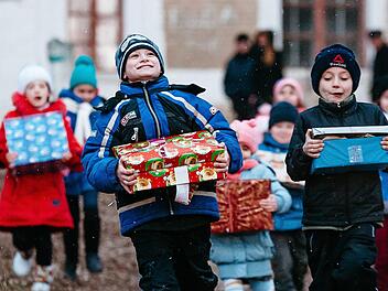 Kinder aus der Ukraine rennen freudig nach der Verteilung nach Hause. Auch heuer wird es die Aktion Weihnachten im Schuhkarton wieder geben. Foto: David Vogt