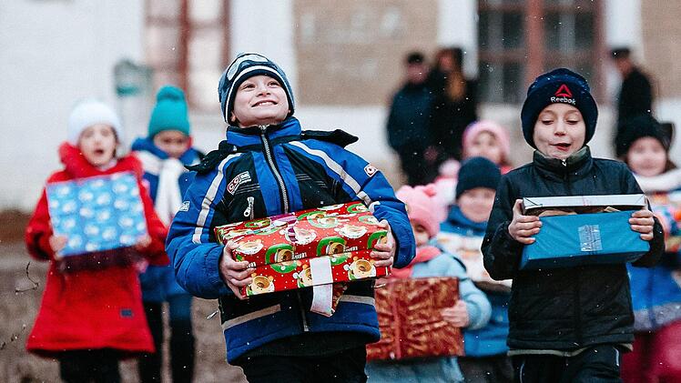 Kinder aus der Ukraine rennen freudig nach der Verteilung nach Hause. Auch heuer wird es die Aktion Weihnachten im Schuhkarton wieder geben. Foto: David Vogt