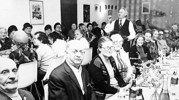 Osterfeier 1977 im Altenclub, der in der Awo-Geschäftsstelle im Waisenhaus unterkam