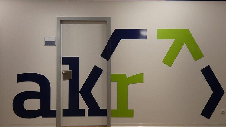 Das Logo der Dr.-Auguste-Kirchner-Realschule ist in den sanierten Räumen allgegenwärtig.