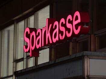Schwabach: Mann stattet Sparkasse Besuch ab - samt Auto