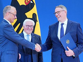 Ernennungsurkunde f&uuml;r Arbeitsminister Schweitzer
