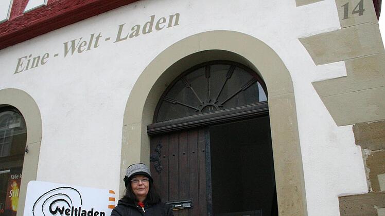 Christiane Popp ist eine der 50 ehrenamtlichen Mitarbeiter des Eine-Welt-Ladens in der Oberen Kirchgasse 14 in Kitzingen.  Foto: lsa