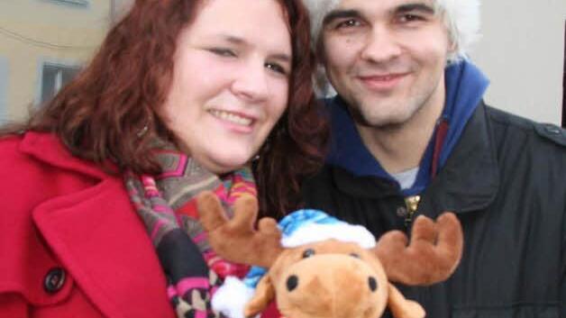 Carla Eberle (23) ist eigens aus Freising angereist, ihr Freund Michael Pasieka (24) ist auch mit dabei - und die beiden lachen über einen geschenkten musizierenden Elch