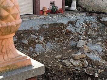 Im aufgebaggerten Hinterhof des durchsuchten Hauses fanden die Ermittler Knochenreste. Die werden gerichtsmedizinisch ausgewertet. Mit Ergebnissen ist laut Polizei erst in einigen Tagen zu rechnen. Foto: Nützel