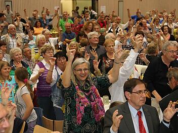 Da stand die ganze Halle und machte mit: Unter Anleitung des TSV Hirschaid konzentrierten sich die rund 700 Zuschauer auf die Finger-Übung zur Lockerung nach dem langen Sitzen. Fotos: Matthias Hoch