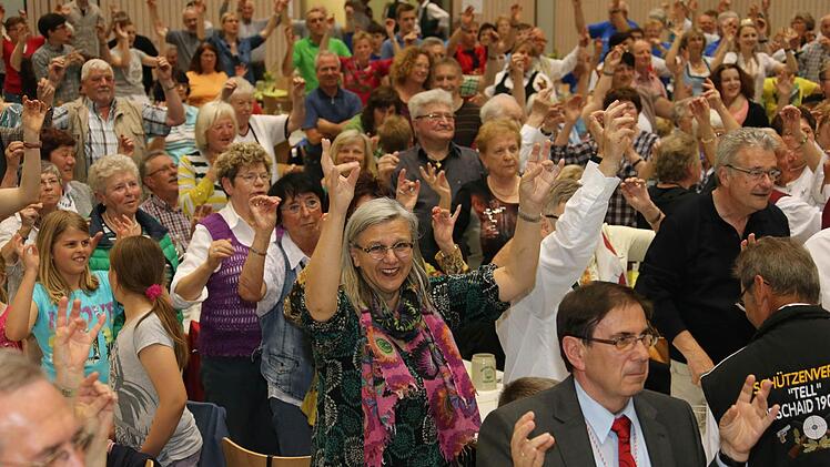 Da stand die ganze Halle und machte mit: Unter Anleitung des TSV Hirschaid konzentrierten sich die rund 700 Zuschauer auf die Finger-Übung zur Lockerung nach dem langen Sitzen. Fotos: Matthias Hoch