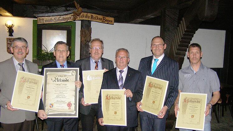 Dankesurkunden erhielten die verabschiedeten Gemeinderäte und der Bürgermeister (von links) Engelbert Klug, Walter Müller, Reinhold Müller, Helmut Fischer, Roland Rienecker und Werner Keßler. Foto: Wolfgang Saam