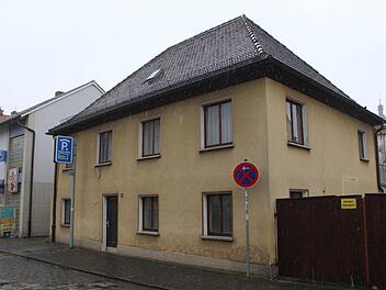 Das Haus in der Steinwegstraße 33 soll abgerissen werden. Stattdessen entsteht eine Appartement-Anlage mit Stellplätzen. Foto: Sabine Memmel