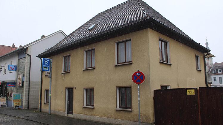 Das Haus in der Steinwegstraße 33 soll abgerissen werden. Stattdessen entsteht eine Appartement-Anlage mit Stellplätzen. Foto: Sabine Memmel