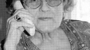 Rutila Gottschalk († 2004) telefoniert oft mit ihrem Sohn Thomas. Er ruft regelmäßig bei "Mutti" an. "Nach jeder Sendung will er wissen, wie es mir gefallen hat. Ich bin eine kritische Zuschauerin und habe ihm schon gesagt: Die Sendung war gut, aber Du hast ausgesehen wie ein Zirkusdirektor", so die Mutter. Foto: Stephan Tiroch