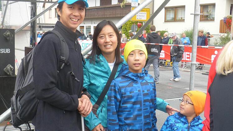 Alwin Purbojo mit seiner Familie. Foto: Carmen Schwind