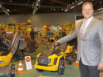 Frank Schneider am Messestand von Rolly Toys in Neustadt. Foto: Berthold Köhler