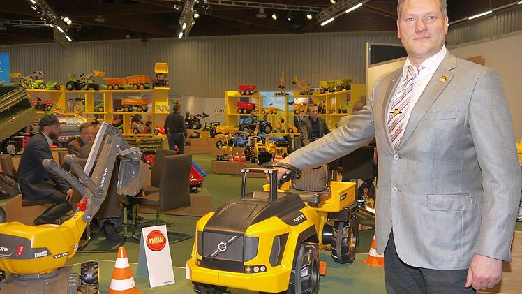 Frank Schneider am Messestand von Rolly Toys in Neustadt. Foto: Berthold Köhler