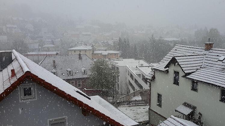 Schneegestöber über den Dächern Bad Brückenaus. Foto: Rolf Pralle