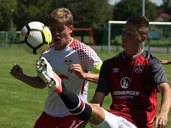 In Stöckach traten die U19 von RB Leipzig und des 1. FC Nürnberg zu einem Testspiel an, das die Roten Bullen mit 5:2 für sich entschieden.  Fotos: Uwe Kellner