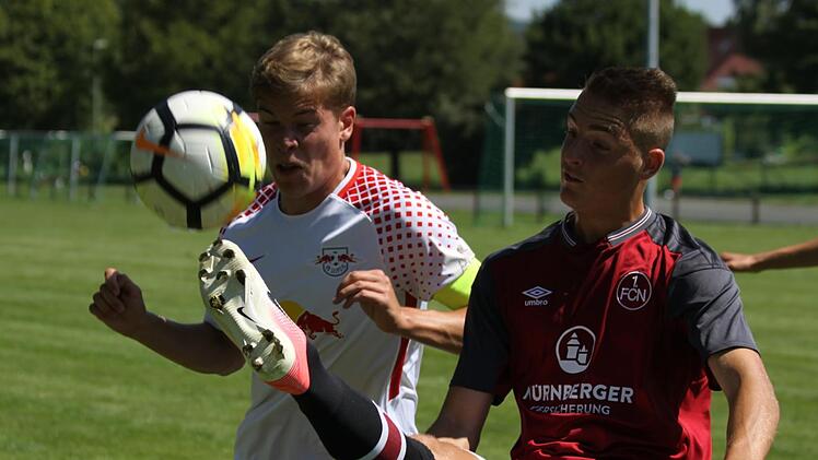 In Stöckach traten die U19 von RB Leipzig und des 1. FC Nürnberg zu einem Testspiel an, das die Roten Bullen mit 5:2 für sich entschieden.  Fotos: Uwe Kellner