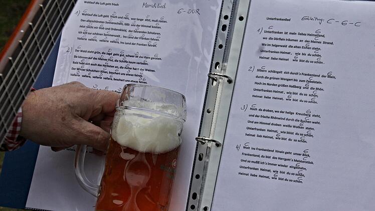 "Bierlieder" gespielt am Brauhaus Höchstädten.