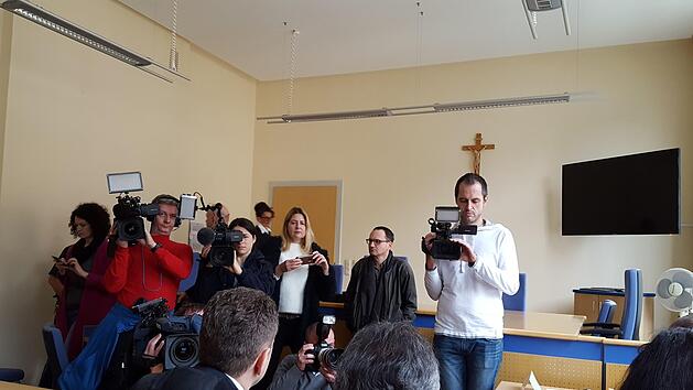 Auch viele Fernseh- und Radioteams kamen zum Prozessauftakt nach Kulmbach. Foto: Alexander Hartmann