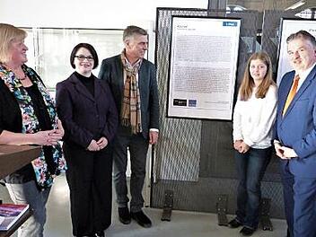 Die Gewinnerin des Schreibwettbewerbs "Ja! Junge Autoren" wurde Antonia Schmidt vom Markgraf-Georg-Friedrich Gymnasium. Von links Vorsitzende Karin Minet vom Literaturverein Kulmbach, Museumspädagogin Sandra Scholz, Bürgermeister Siegfried Decker, Antonia Schmidt und Landrat Klaus Peter Söllner. Foto: Werner Reißaus