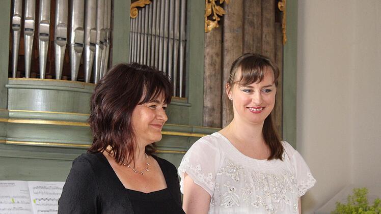 Die beiden Künstlerinnen Lucie Guerra Žáková (rechts) und  Markéta Schley Reindlová nach dem gelungenen Konzert. Foto: Roland Dietz