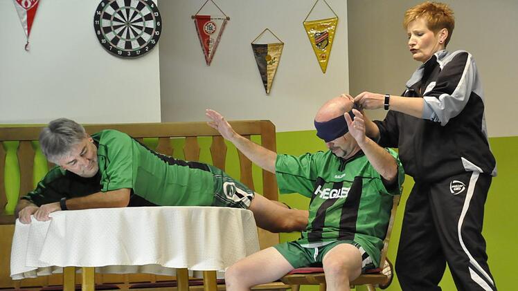 Mit einer turbulenten Komödie, die die Altherrenmannschaft des TSV persifliert, begeisterte die Theaterabteilung des TSV Oerlenbach im Pfarrheim. Foto: Peter Klopf