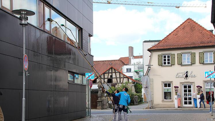 Mit speziellen Ger&auml;ten k&ouml;nnen Geb&auml;udereiniger auch hoch gelegene Fl&auml;chen erreichen. Foto: Mirjam Stumpf