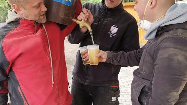 Zur Stärkung während der Renovierung gab's schon mal ein Hellerbier aus dem Fass: Hannes Baier versorgt seine Mithelfer.