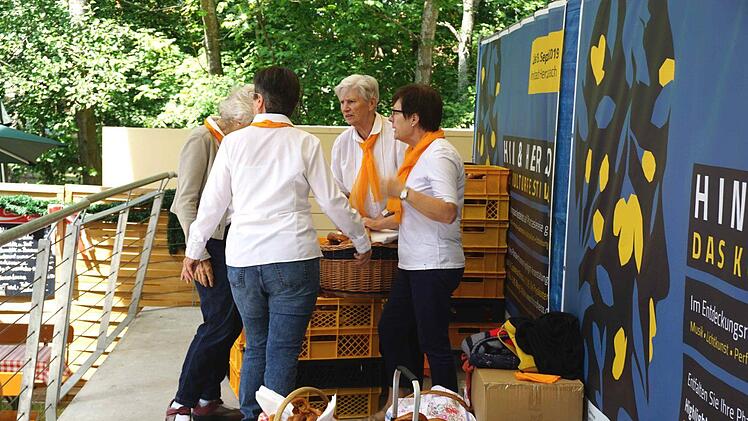An die Senioren wurden eintausend Brezen verteilt.   Foto: Richard Sänger