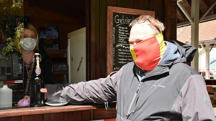 Juniorchefin Anika Pettrich freut sich sehr über Stammbesucher wie beispielsweise Michael Klose - beide gut geschützt hinter der Maske.  Foto: Uschi Prawitz