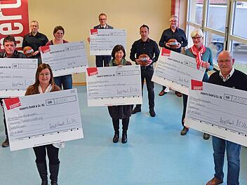 Sie freuen sich über Spenden in  Gesamthöhe von 25.000 Euro: (von links) Norbert Krimmel (Kleine Helden), Bernd Pappert, Elke Hohmann (Deutsche Palliativstiftung), Stephanie Völler (stellvertretend für die Essener Elterninitiative), Stefan Dobhan (Malteser Bayern), Claudia Miksch (Ambulantes Hospizzentrum Bad Salzungen), Uwe Ullmann (Prokurist Bäckerei Pappert), Manfred Klüber, Ute Sander (Malteser Main-Kinzig-Fulda), Josef Gretsch (2MoreSmiles). Foto: Thomas Bertz