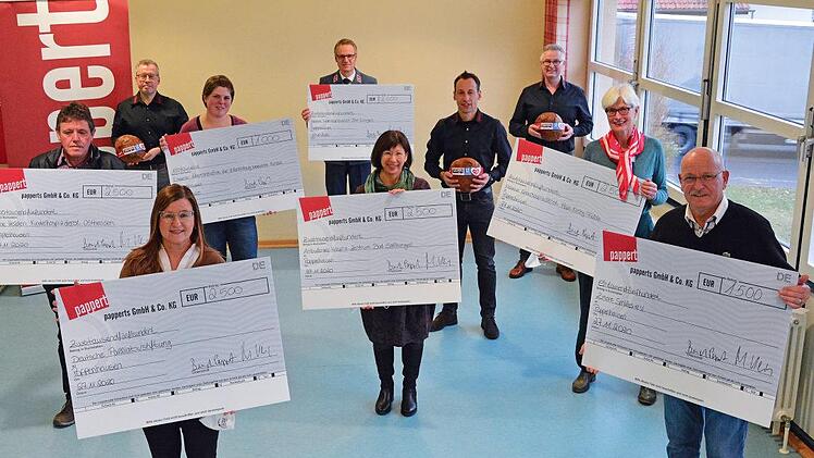 Sie freuen sich über Spenden in  Gesamthöhe von 25.000 Euro: (von links) Norbert Krimmel (Kleine Helden), Bernd Pappert, Elke Hohmann (Deutsche Palliativstiftung), Stephanie Völler (stellvertretend für die Essener Elterninitiative), Stefan Dobhan (Malteser Bayern), Claudia Miksch (Ambulantes Hospizzentrum Bad Salzungen), Uwe Ullmann (Prokurist Bäckerei Pappert), Manfred Klüber, Ute Sander (Malteser Main-Kinzig-Fulda), Josef Gretsch (2MoreSmiles). Foto: Thomas Bertz