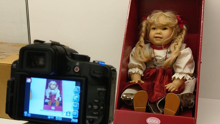 Wenn die Puppen fürs Museumsinventar erfasst werden, gehört auch ein Foto dazu (links).  Foto: Simone Bastian