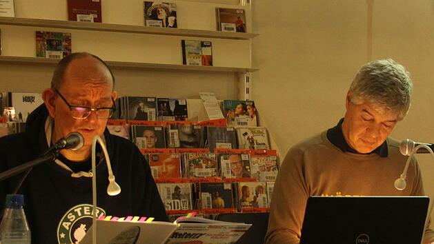 Im April 2021 auf Platz 1 der Comic-Charts: Asterix un di Schbessartr&auml;uber. Die Sprechblasenbef&uuml;ller Kai Fraass und Gunther Schunk waren in der  Hammelburger Stadtbibliothek zu Gast. Foto: C. Beyrle